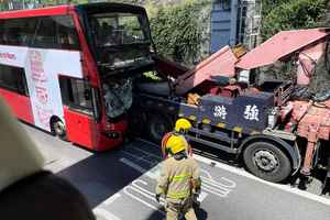 【事發影片】屯公巴士猛撼吊臂車43人傷