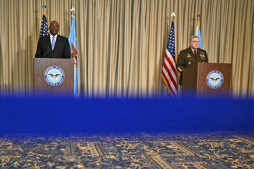 9月19日，美國國防部長奧斯汀（左）和參謀長聯席會議主席米利將軍在德國參加烏克蘭國防聯絡小組會議時講話。（Photo by AFP）
