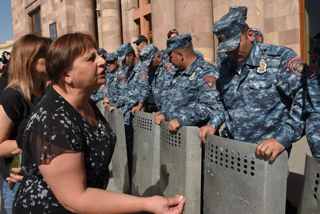 2023年9月20日，一名抗議者在葉里凡市中心的示威活動中與亞美尼亞警察交談。(KAREN MINASYAN/AFP via Getty Images)