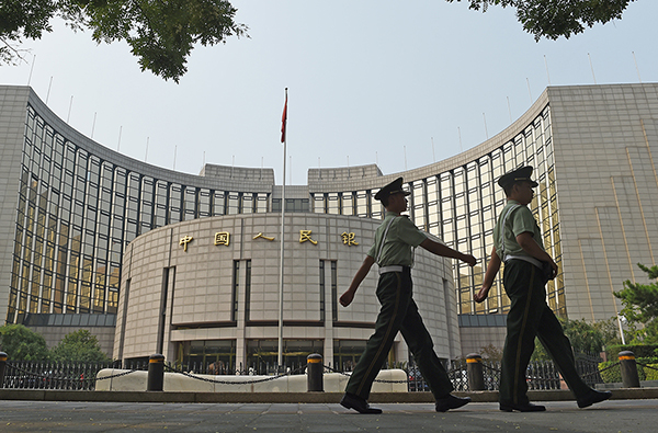 中國房地產的泡沫可能製造比2008年金融危機更嚴重的金融海嘯。圖為中共武警在北京央行門前巡邏。(Greg Baker / AFP)
