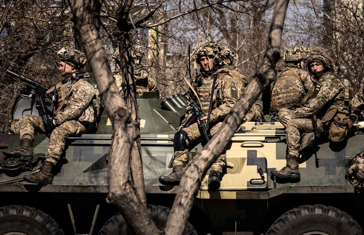 2022年4月7日，在俄羅斯對烏克蘭發動軍事入侵期間，烏克蘭士兵坐在頓巴斯地區北頓內茨克市的一輛裝甲軍車上。（FADEL SENNA/AFP via Getty Images）