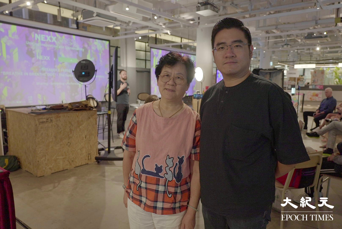 愛群理髮第二代店主Mark Lau攜同母親參加放映會。（余鋼／大紀元）