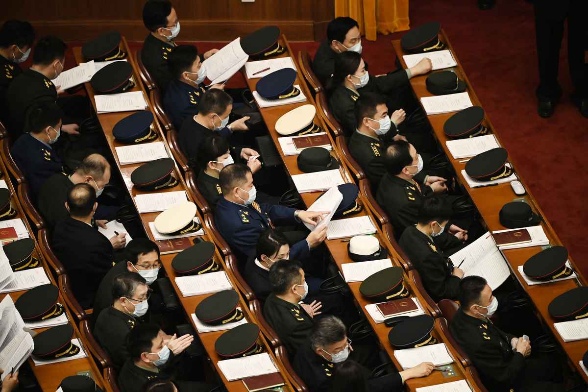 中共最高領導人習近平正通過大清洗來加強對軍隊的控制。圖為2023年3月7日，中共軍方代表出席中共人民代表大會第二次全體會議。（Greg Baker/AFP）