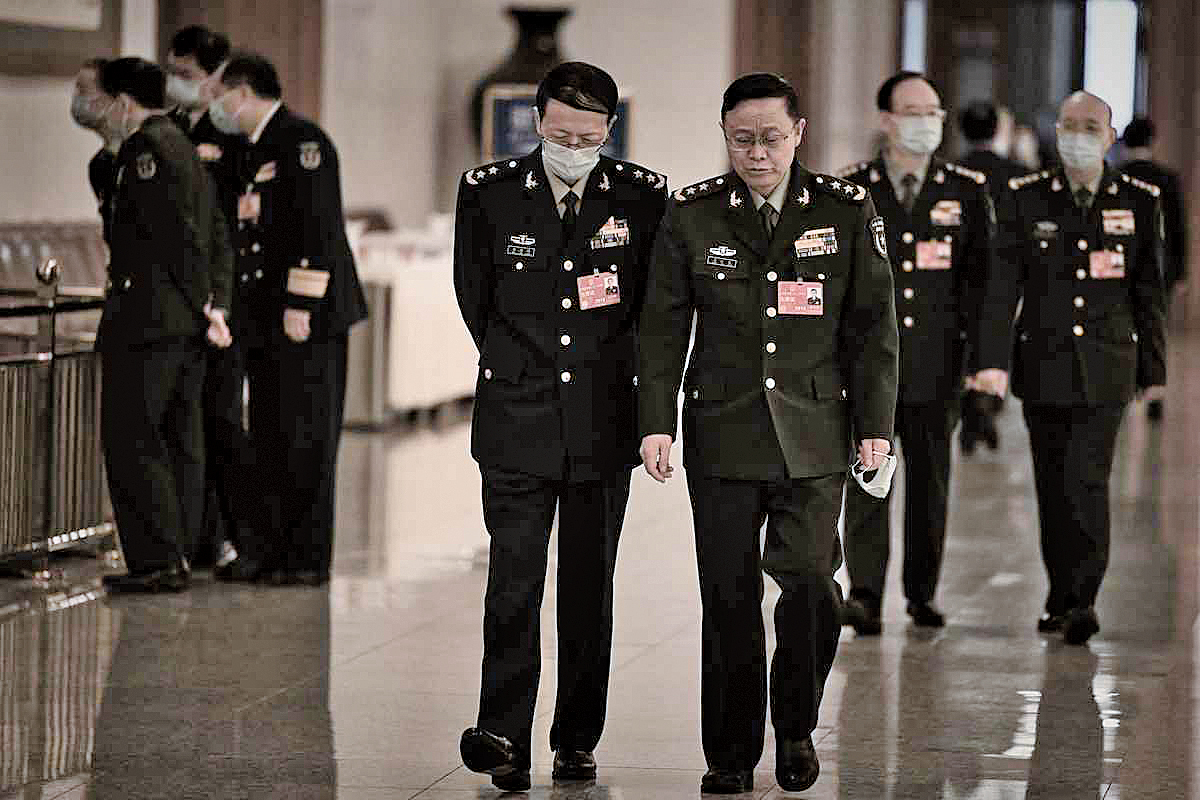 圖為2023年3月11日，中共軍方代表出席兩會。（Greg Baker/AFP）