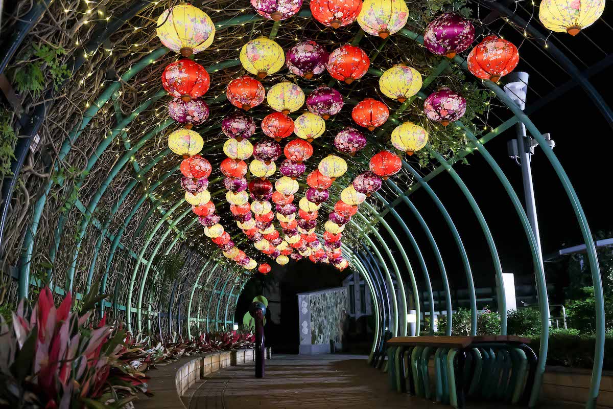 今年中秋油塘大本型的空中花園的特色長廊掛上發光燈串及滿滿燈籠，有濃濃的節日氣氛。（公關提供）