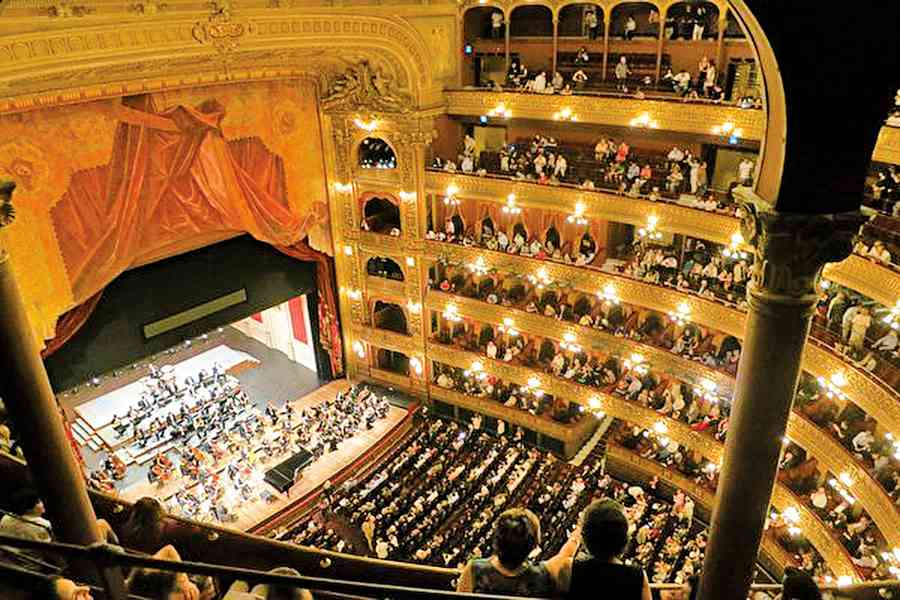 丹麥樂團演奏《狩獵交響曲》 3小狗同台吠