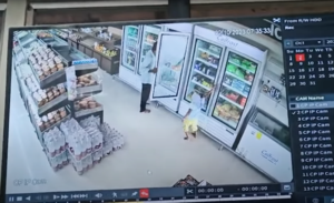 印度4歲童於超市打開雪櫃觸電身亡 閉路電視錄下過程