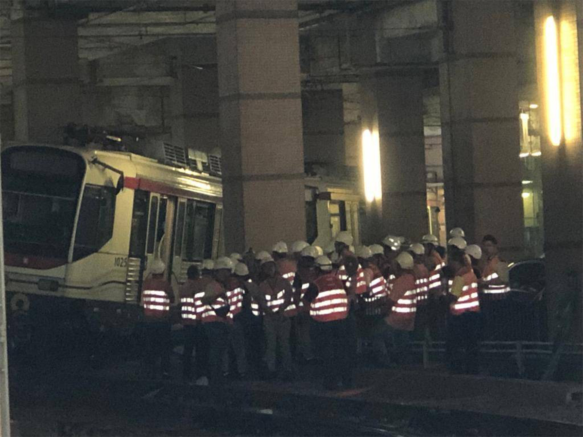 輕鐵元朗站兩列車相撞後，大批工程人員趕抵將肇事列車移離路軌。（劉港業／大紀元）