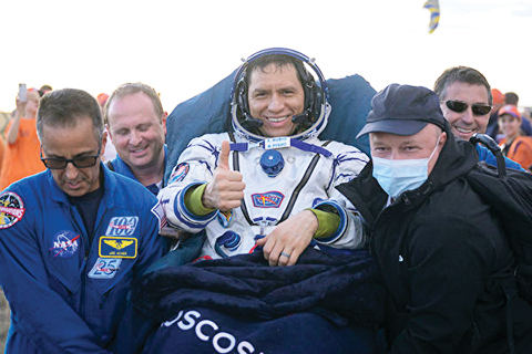 破紀錄 美太空人停留太空371天平安返航