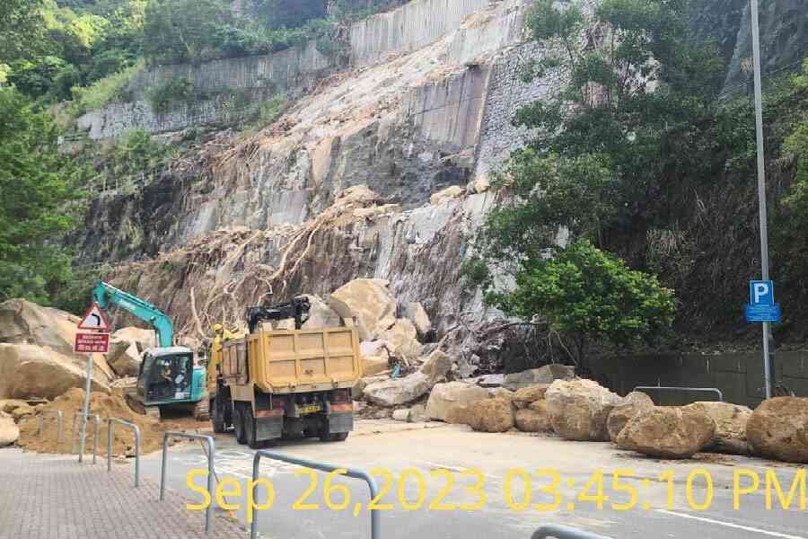 耀東邨耀興道已清理150噸傾瀉山泥 仍未重開