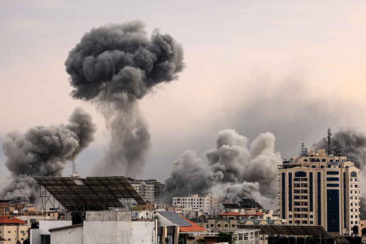 2023年10月9日，以色列發動空襲，加薩城上空升起滾滾濃煙。（MAHMUD HAMS / AFP） 