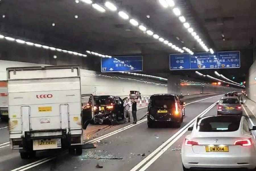 【有片】中環灣仔繞道隧道三車相撞 兩司機受傷