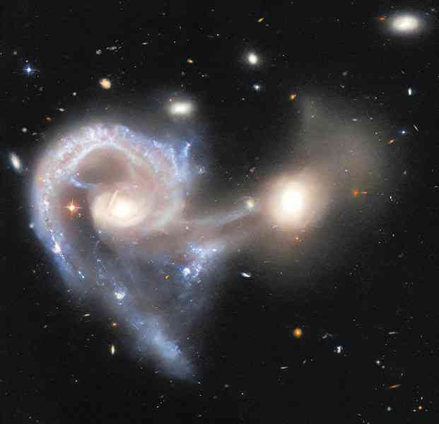 哈勃望遠鏡發回新圖片 捕捉到兩星系合併過程
