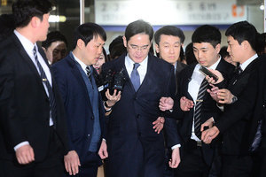 韓檢方逮捕三星李在鎔 朴槿惠彈劾案將揭曉