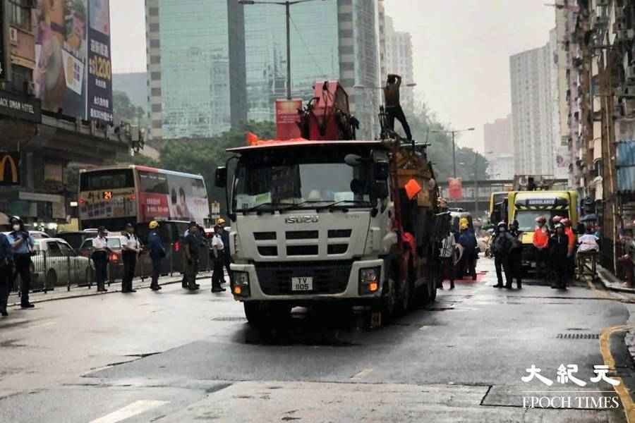 【有片】赤膊男危站吊臂車 亞皆老街西行全封