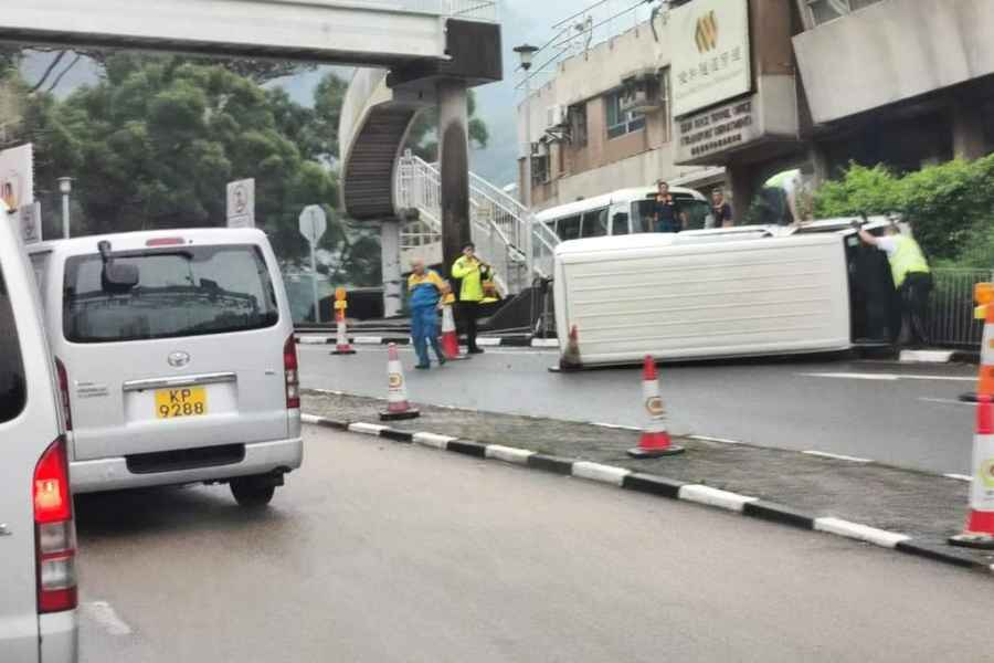 獅子山隧道公路貨van失事翻側 4男女受傷