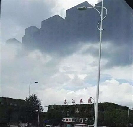 2016年9月5日下午，遼寧省朝陽市天空出現海市蜃樓景象。（網絡圖片）