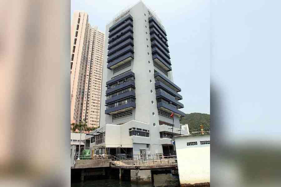 橫瀾燈塔人蛇求救 警救起28名非華裔【有片】