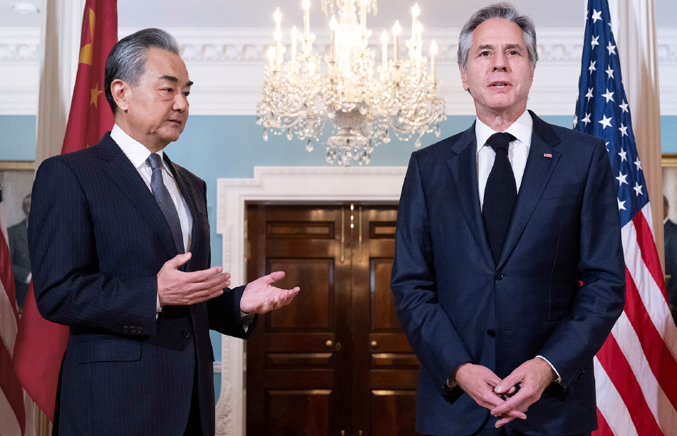 2023年10月26日，中共外長王毅（左）到訪華盛頓會見美國國務卿布林肯。（Saul Loeb/AFP via Getty Images）