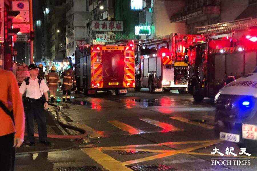 旺角地盤棚架起火 一度沿大廈外牆蔓延