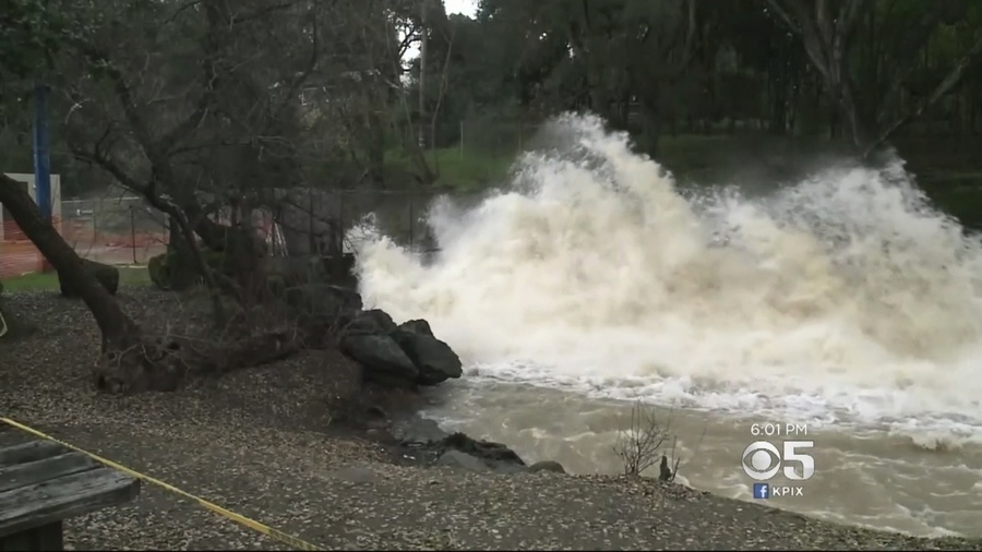 暴雨突至北加小鎮被淹 矽谷安德森水庫滿溢