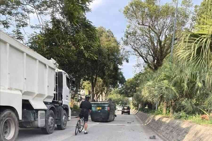 沙頭角客貨車四輪朝天 司機一度被困