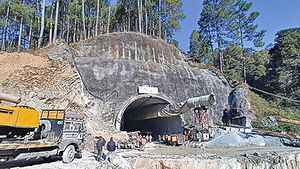 印度公路隧道施工突坍塌 40名工人受困