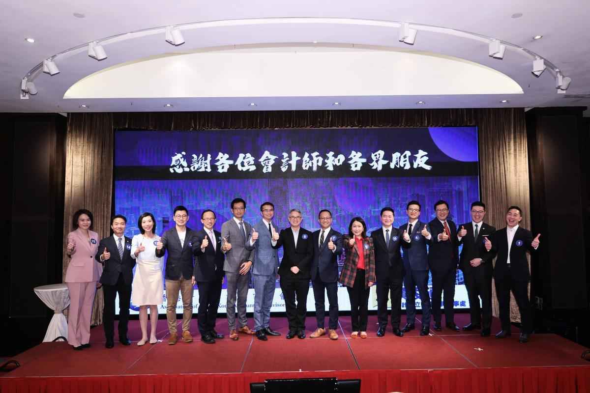 圖為「2023香港會計師公會理事會選舉論壇」15位會計師公會理事候選人。（香港會計師公會提供）