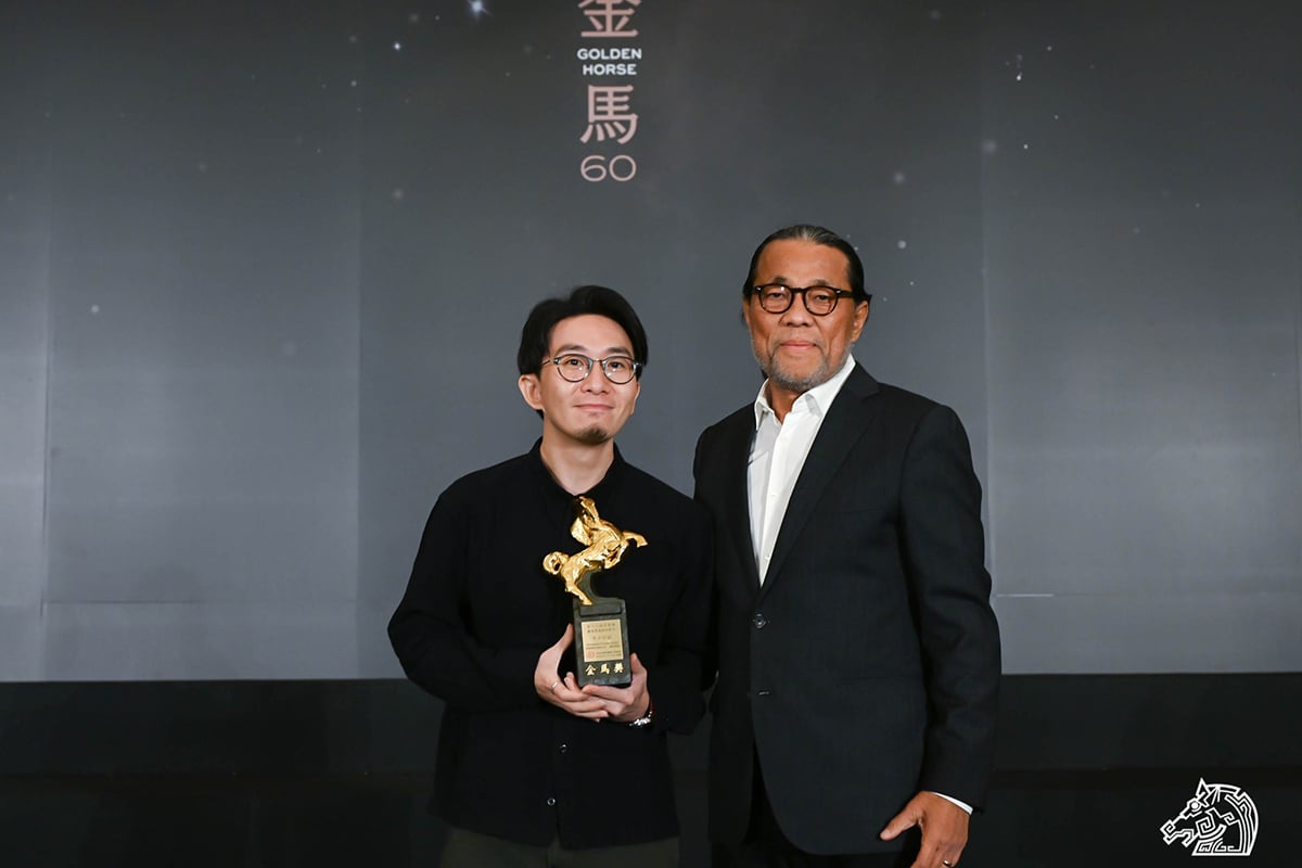 《年少日記》率先奪得「金馬獎觀眾票選最佳影片」，導演卓亦謙（左）代表領獎。（金馬影展Facebook）