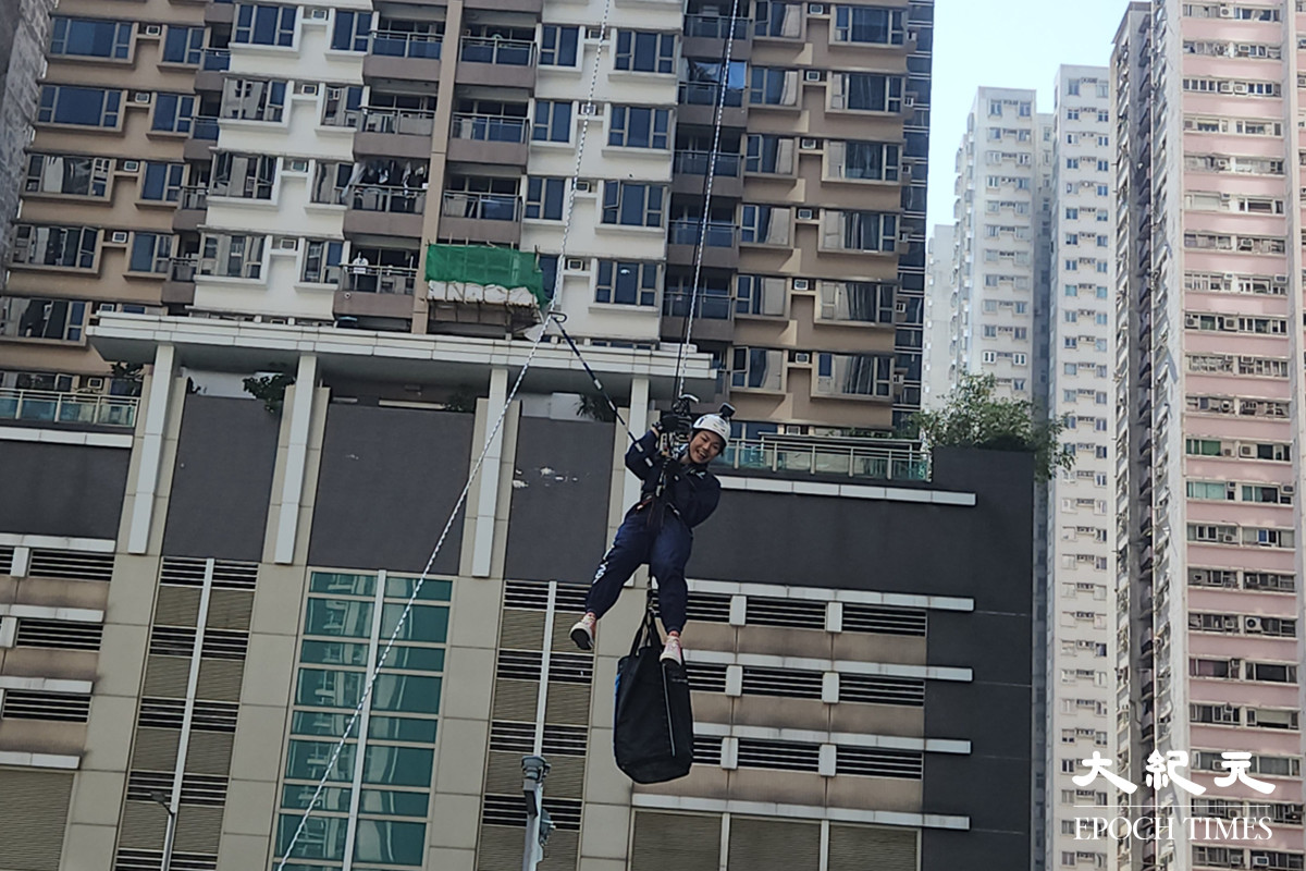 「牛下女車神」李慧詩由68層高的港島東中心頂樓，游繩下降千呎。（李明恩／大紀元）
