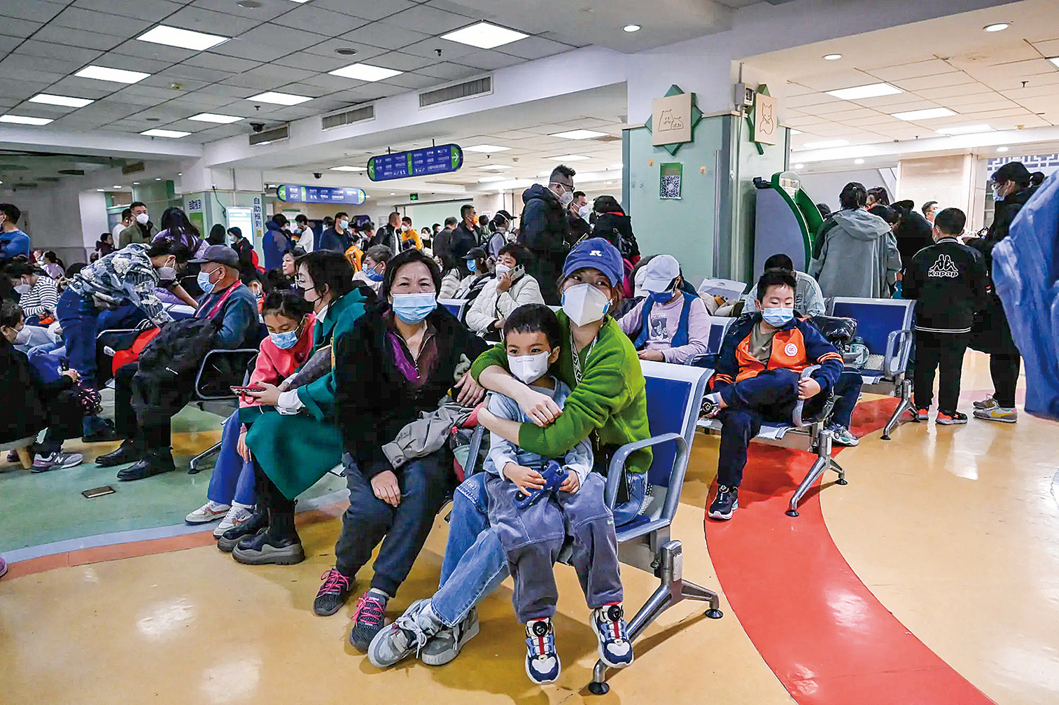 瘟疫再次大規模降臨中國大陸，所謂「支原體肺炎」「流感」「合胞病毒」「新冠病毒」等一起迅猛爆發。全國各地很多兒童醫院人滿為患。圖為2023年11月23日，在北京一家兒童醫院門診區等候的兒童和他們的父母。(JADE GAO/AFP via Getty Images)
