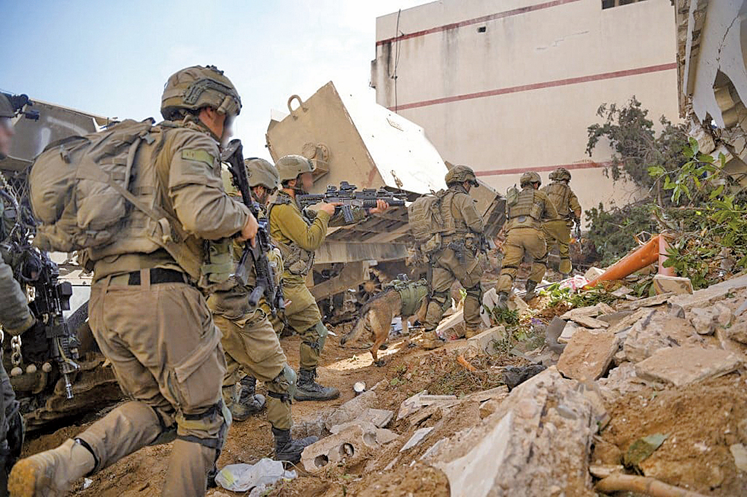 以色列軍方11月20日發布的照片顯示，以軍在加沙執行作戰行動。（Israeli Army/AFP）