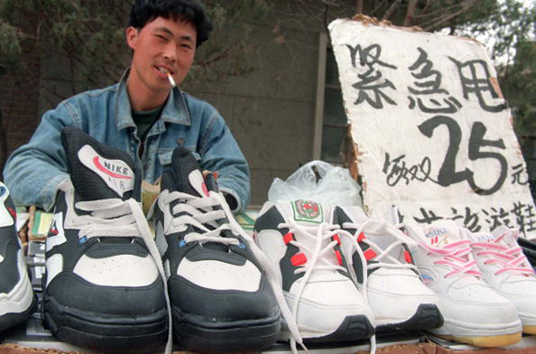 中美貿易衝突的核心之一就是中共侵犯美知識產權，對美經濟造成嚴重侵害。圖為1997年10月17日北京一名個體商販在街頭兜售假冒耐克鞋。（ROBYN BECK/AFP）