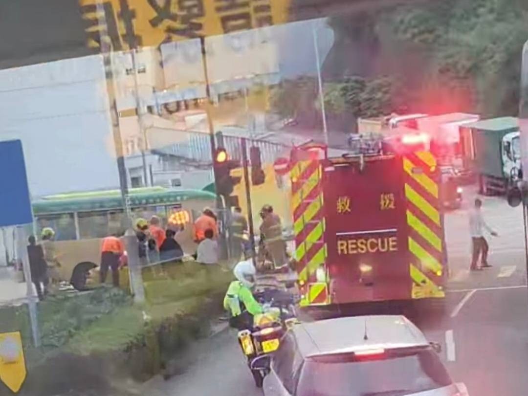 消防員接報後迅速趕抵現場，在肇事小巴車底拯救該名老婦。（網上影片截圖）