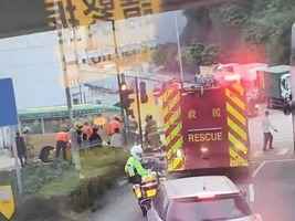 葵涌老婦過路捱小巴撞捲車底 消防救出送院