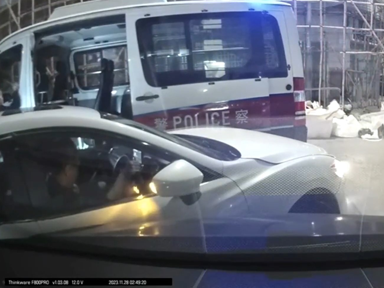涉事白色私家車撞開一輛客貨車及警車後逃去。（讀者提供片段）