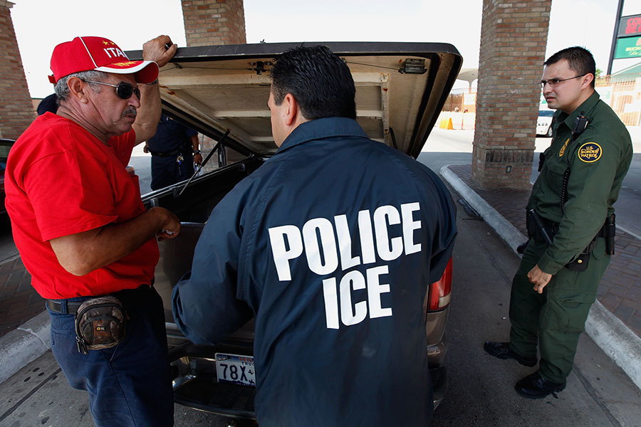 白宮計劃周二（2月21日）宣佈展開大規模執法行動，聘僱數千名人員，加速遞解非法移民程序。（Scott Olson/Getty Images）