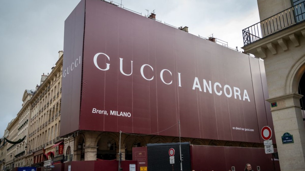 圖為11月3日，巴黎一棟在建大樓上貼滿了 Gucci 的廣告。 (BERTRAND GUAY/AFP via Getty Images）