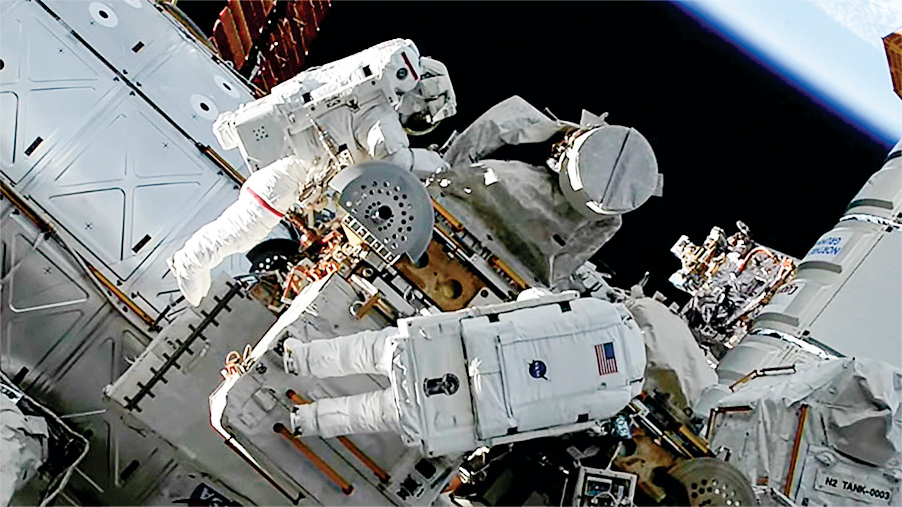 太空人賈斯明莫格貝利（Jasmin Moghbeli）和洛拉奧哈拉（Loral O'Hara）在國際太空站外進行太空行走。（NASA）