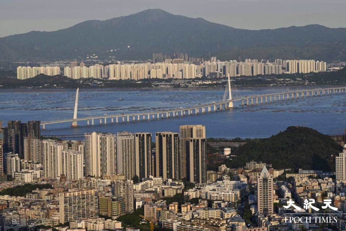 圖為從深圳望向深圳灣公路大橋及香港。資料圖片。（Jade GAO / AFP）