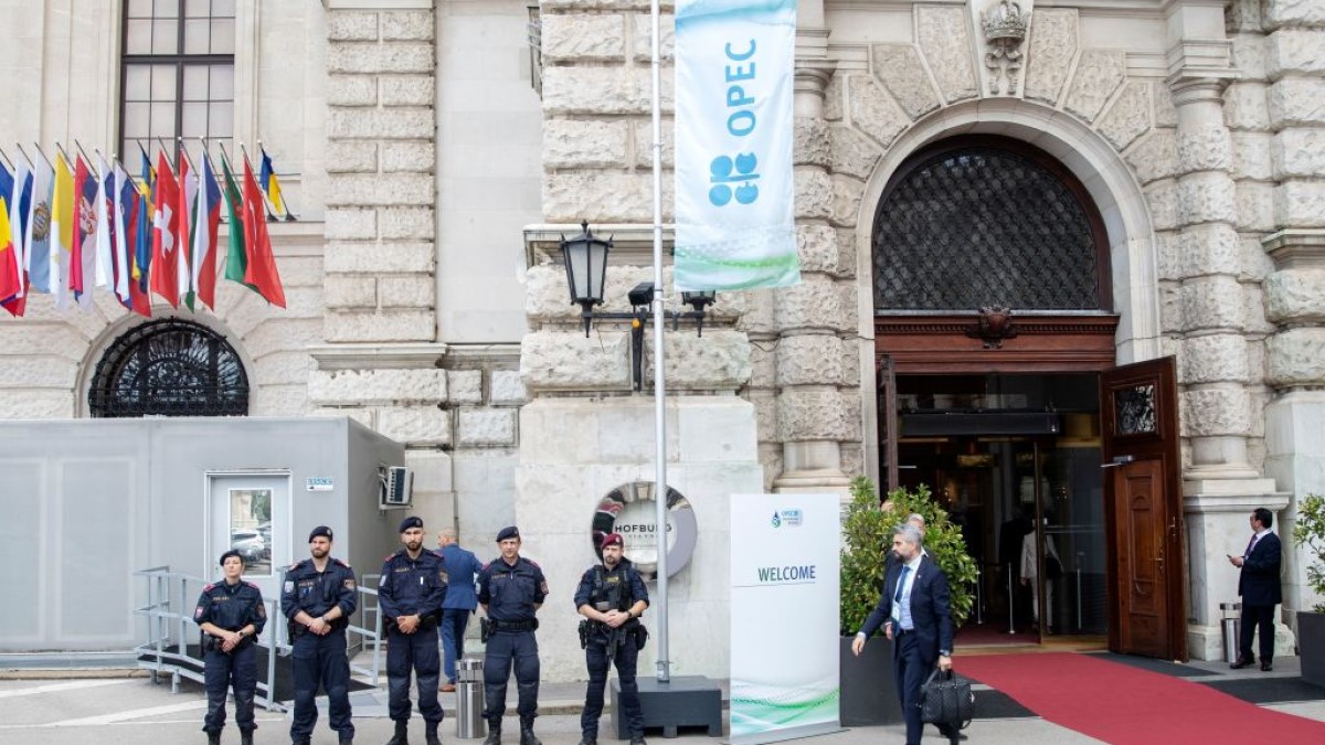 圖為2023年7月5日，在奧地利維也納，警察站在第八屆OPEC國際研討會舉辦地霍夫堡宮前。示意圖。（ALEX HALADA/AFP via Getty Images）