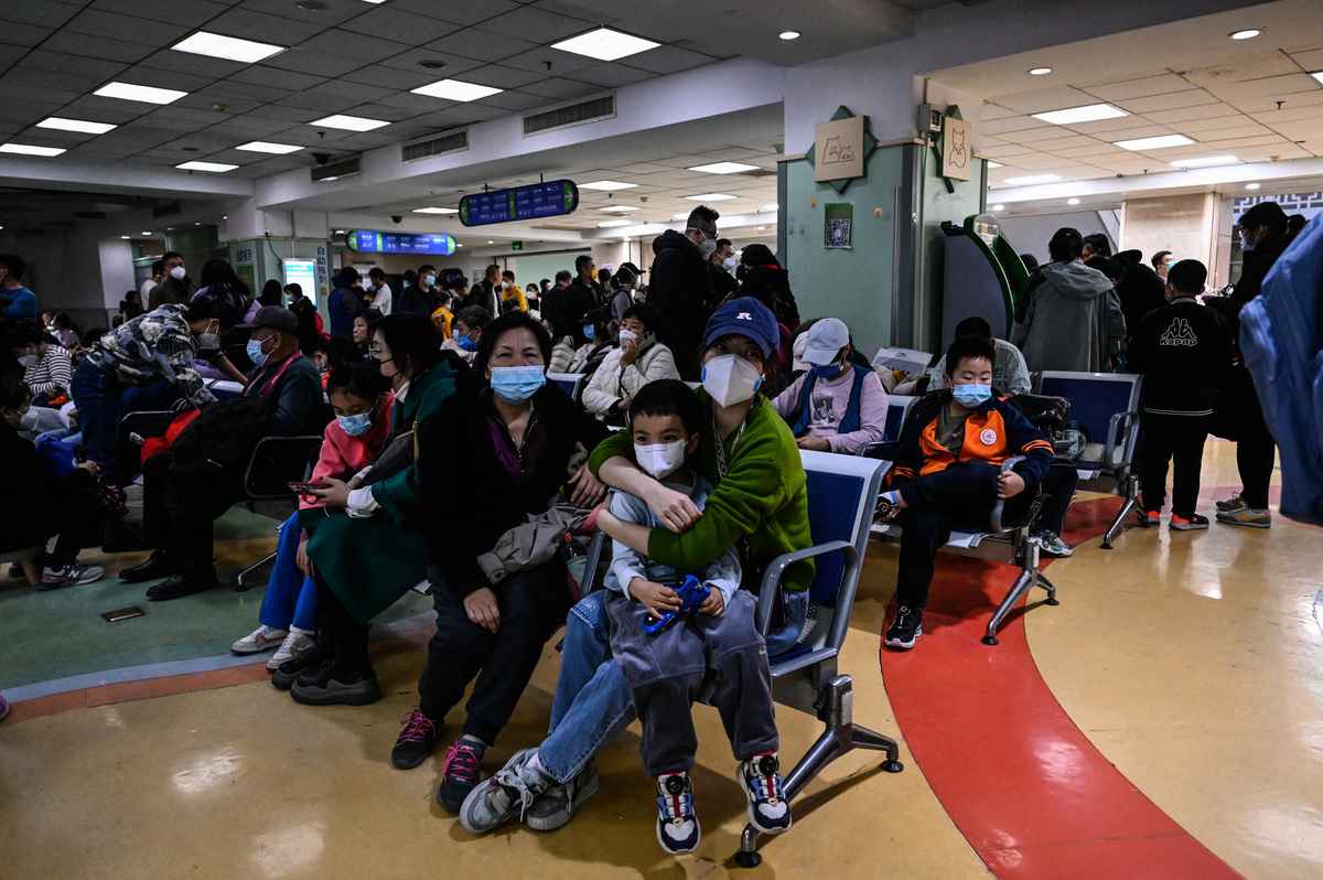 圖爲2023年11月23日，在北京一家兒童醫院門診區等候的兒童和他們的父母。（JADE GAO/AFP）