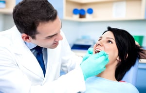 治療牙齒的抉擇要保留患牙?還是做假牙或植牙?