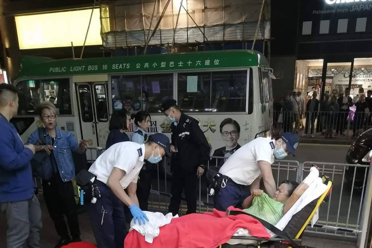救援人員將受害人送博愛醫院救治。（香港突發報料區 fb 圖片）