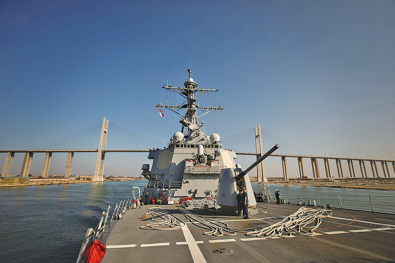 2023年10月18日，阿利伯克級導彈驅逐艦卡尼號（USS Carney，DDG 64）通過蘇伊士運河。卡尼號被部署在美國第五艦隊行動區，幫助確保中東地區的海上安全。（美國國防部提供）