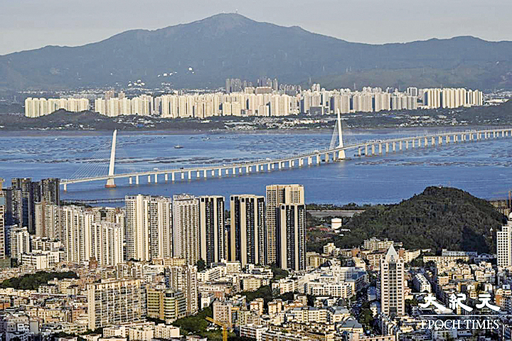 圖為從深圳望向深圳灣公路大橋及香港。資料圖片。 （Jade GAO / AFP）