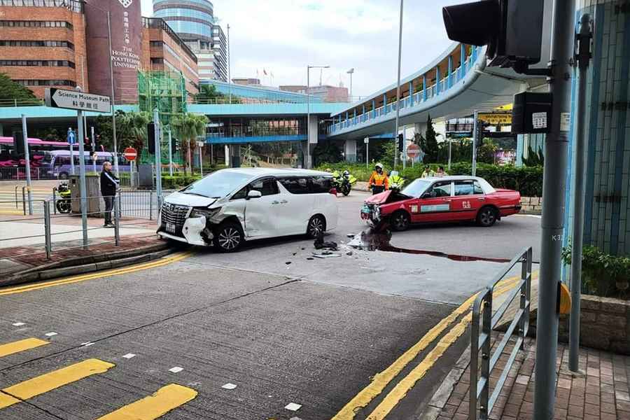 尖東的士七人車相撞 的士司機送院治理