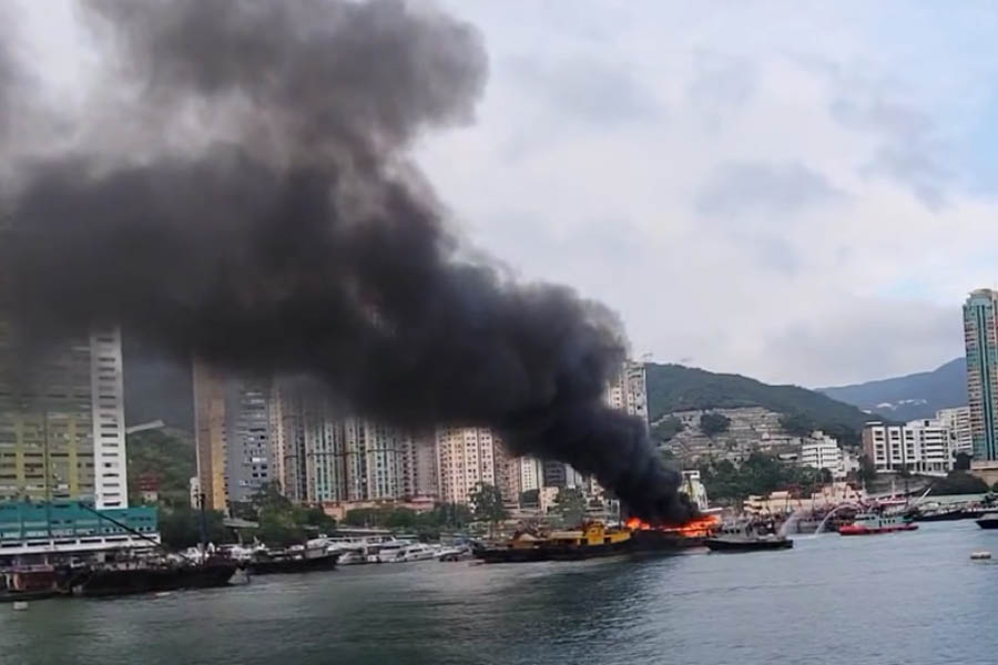 今日下午3時許，香港仔避風塘有漁船突然起火，黑煙飄上半空。（FB群組「香港仔之友」影片截圖）