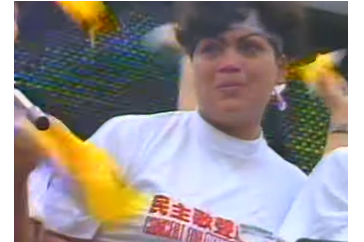 有網民發現，多位《共建美好社區大匯演》演出者曾參加1989年的《民主歌聲獻中華》，例如「肥媽」Maria Cordero。（《共建美好社區大匯演》影片截圖）