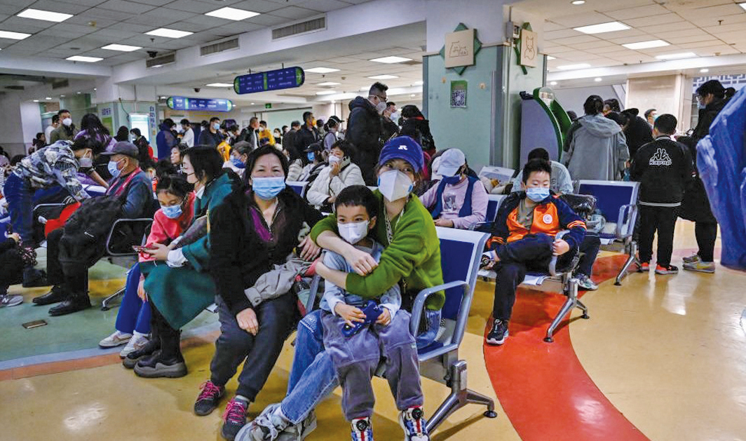 近日北京兒童醫院門診急診人滿為患。（JADE GAO/AFP via Getty Images）
